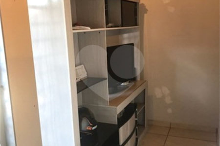 Casa térrea com 3 dormitórios, sendo 1 suíte.