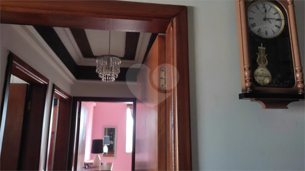 Vende-se apartamento de dois dormitórios no Edifício Marseille, no Centro de Piracicaba;