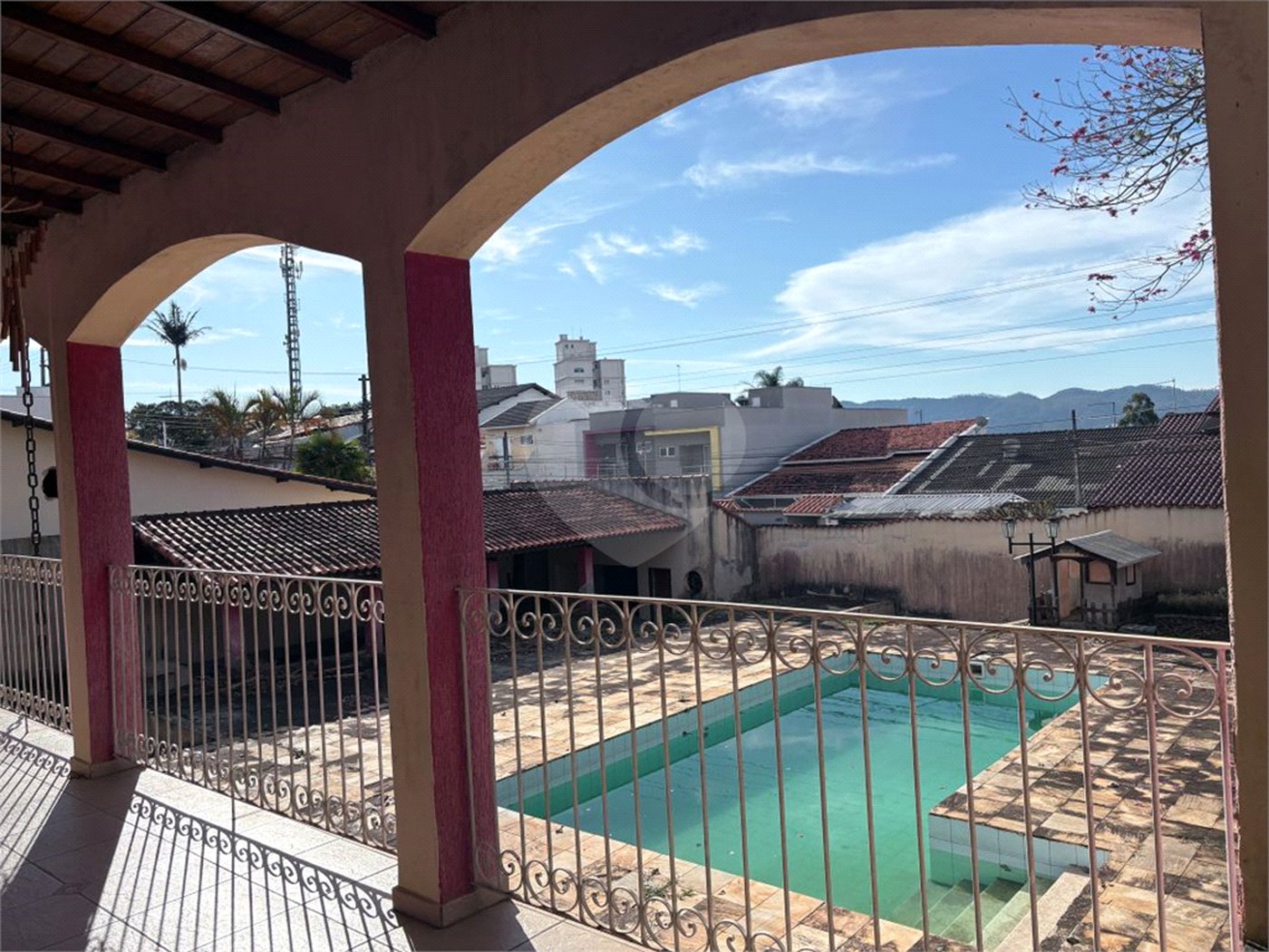 Casa à venda com 4 quartos, sendo 2 suítes,  em Vila Oliveira, Mogi das Cruzes, SP