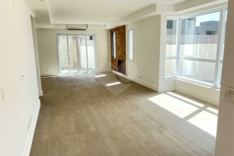 Casa à venda com 4 quartos, sendo 2 suítes, no condomínio Residencial Floresta, São Paulo - SP