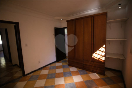 Casa com 4 Dormitórios e área de lazer com piscina