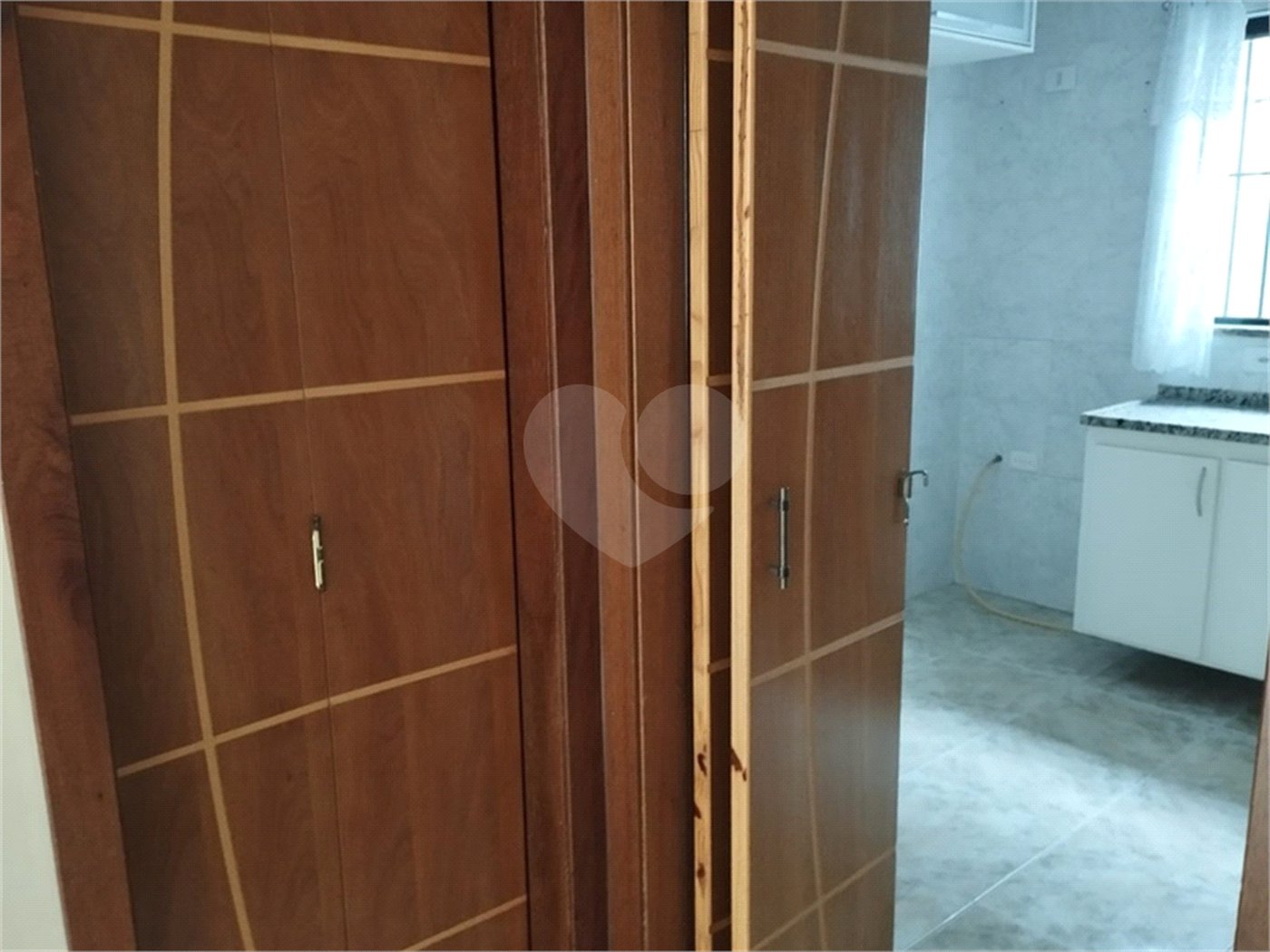 Casa à venda com 3 quartos, sendo 1 suíte, no condomínio Residencial Jardim das Palmas, São Paulo - SP