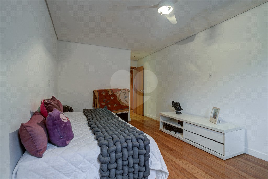 Casa à venda com 4 suítes no condomínio Ville de France, São Paulo - SP