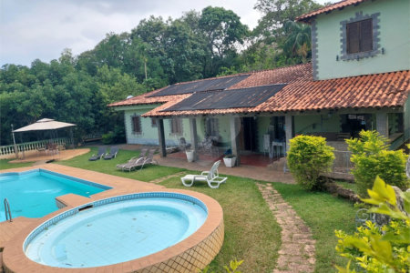 Casa à venda ou para alugar com 5 quartos, sendo 2 suítes, no condomínio Restinga Verde, São Roque - SP