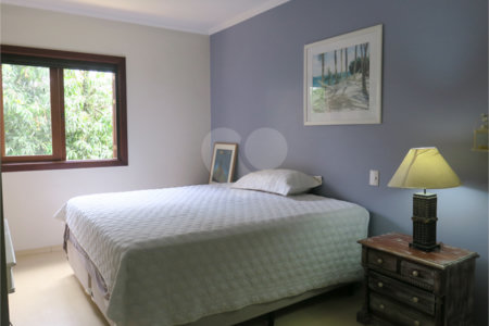 Casa à venda com 4 quartos, sendo 2 suítes, no condomínio Vila das Flores, São Paulo - SP