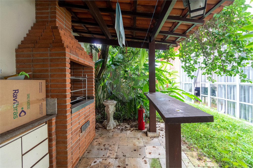 Casa à venda com 4 quartos, sendo 2 suítes,  no condomínio Vila das Flores, São Paulo - SP