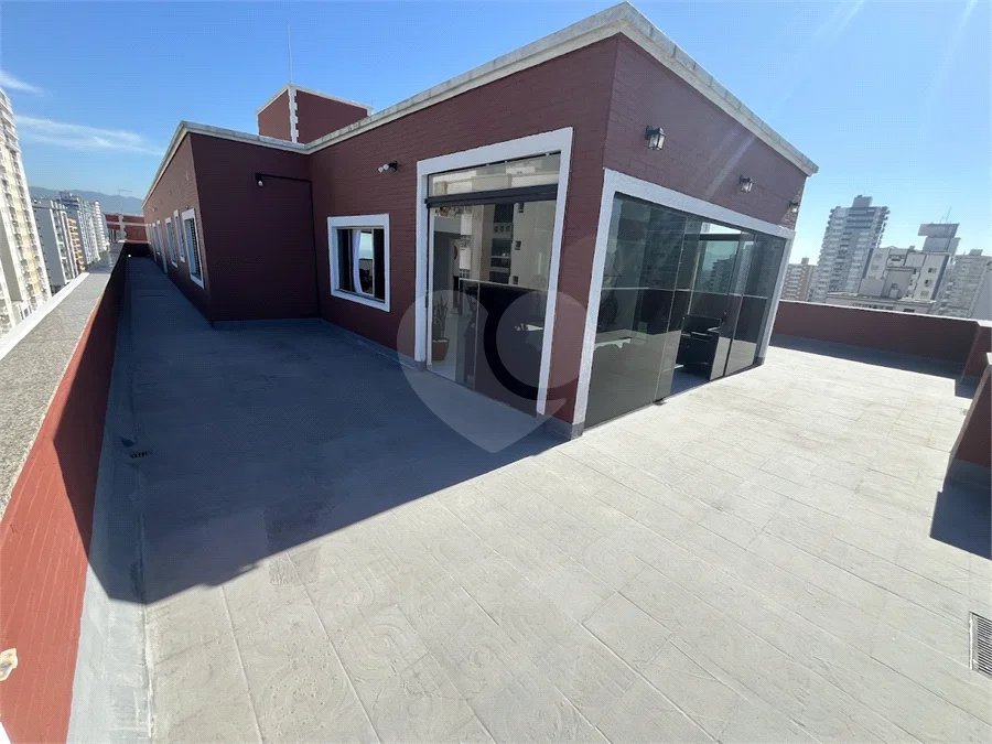 Cobertura de 300 m² com vista panorâmica para o mar