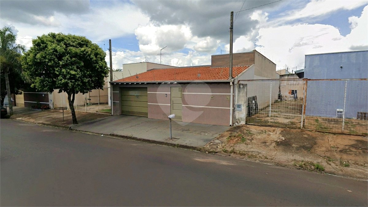 Casa à venda com 3 quartos em Jardim Roberto Selmi Dei, Araraquara, SP