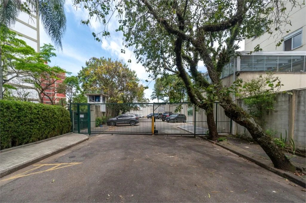 Casa à venda com 4 quartos, sendo 2 suítes, no condomínio Melbourne Residence, São Paulo - SP