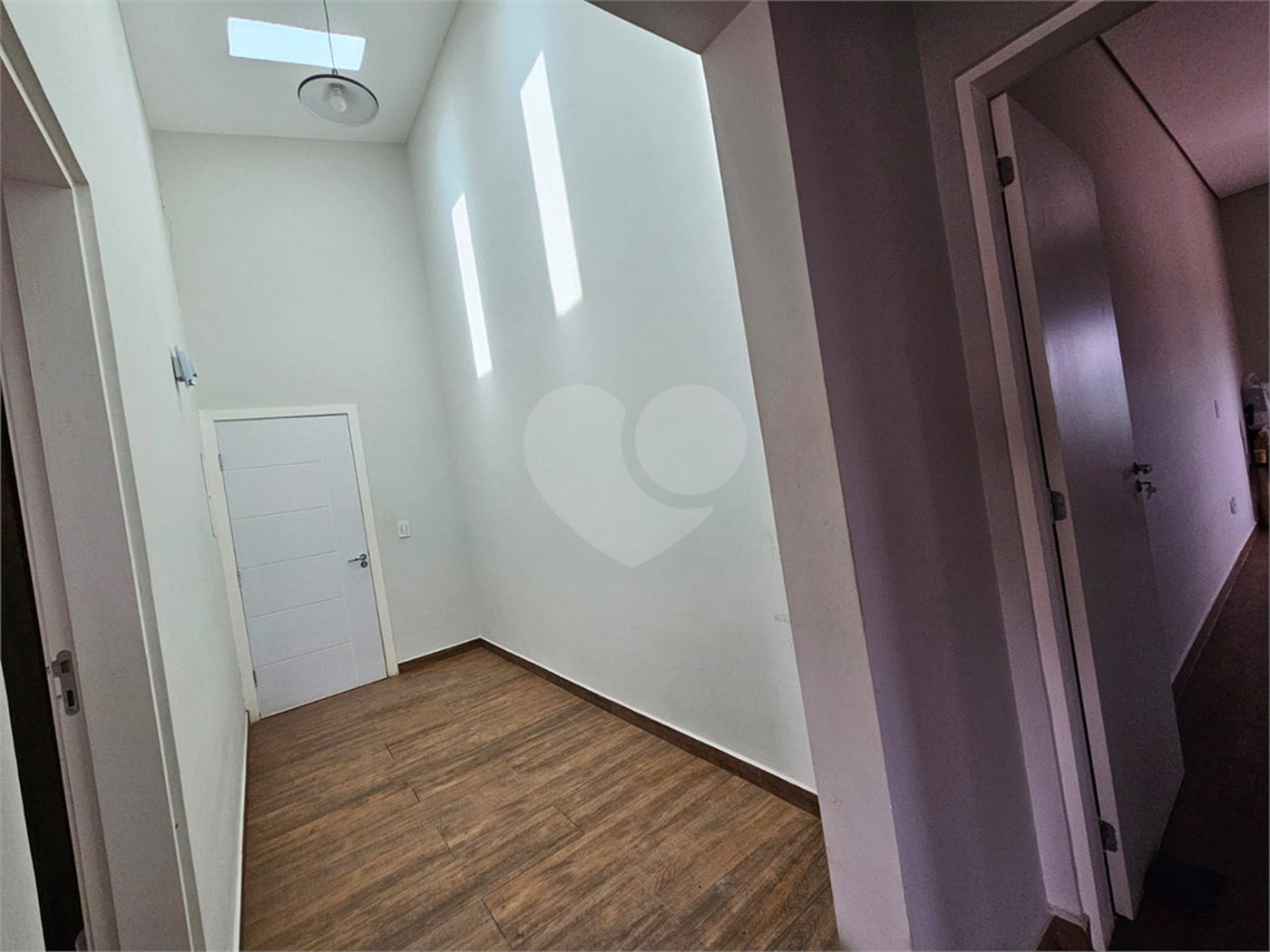 Casa à venda com 4 quartos, sendo 1 suíte,  no condomínio Jardim Shangri-lá, Atibaia - SP
