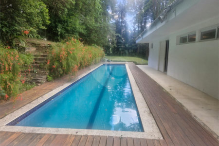 Casa para alugar com 5 quartos, sendo 3 suítes, no condomínio Chácara Flora, São Paulo - SP