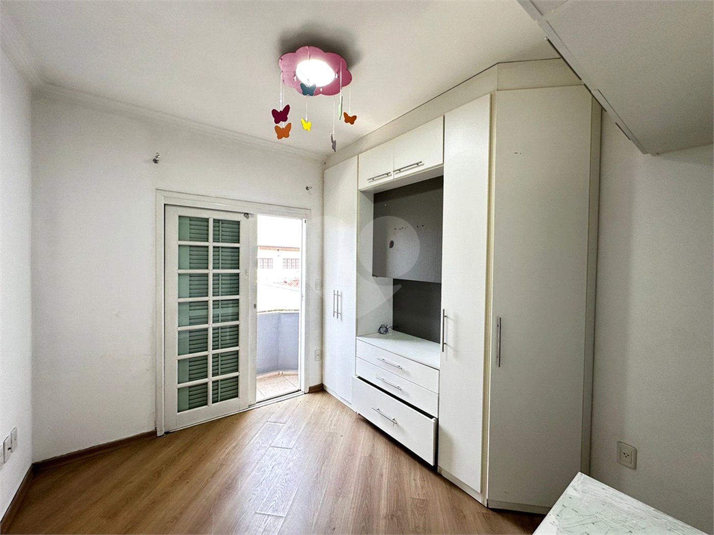 Sobrado à venda com 4 quartos, sendo 3 suítes,  em Vila Áurea, Poá, SP