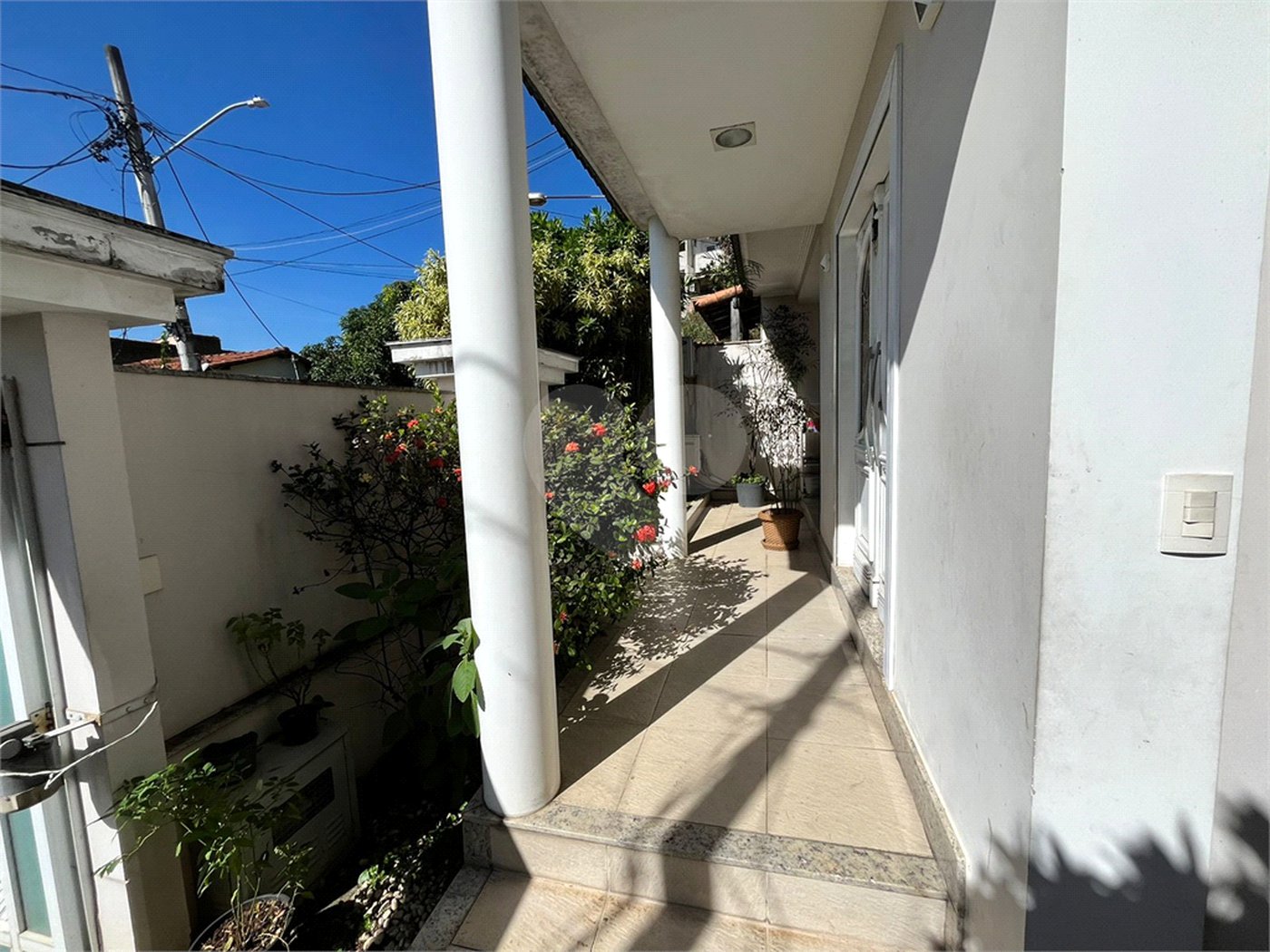Casa à venda com 3 quartos, sendo 2 suítes, no condomínio Laura Serra, Rio de Janeiro - RJ