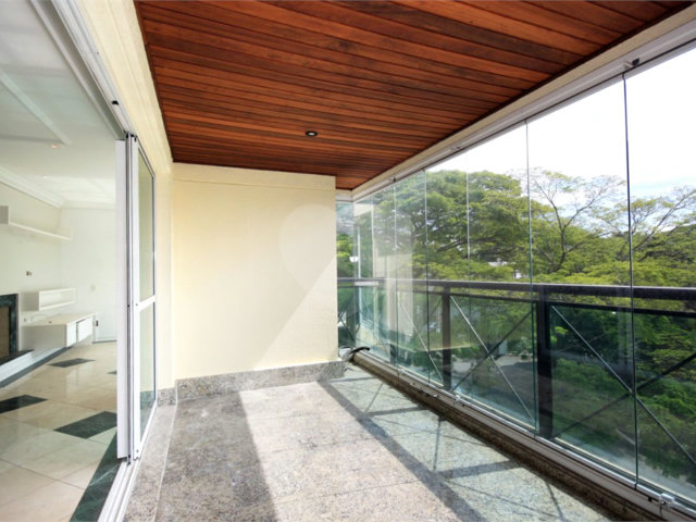 Apartamento à venda com 3 quartos, sendo 1 suíte,  em Alto da Boa Vista, São Paulo, SP