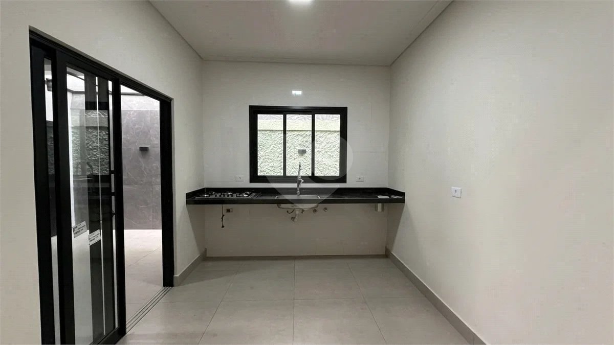 casa térrea, recém construida, 3 dormitórios sendo 1 suíte, 2 vagas de garagem, piscina e espaço gourmet