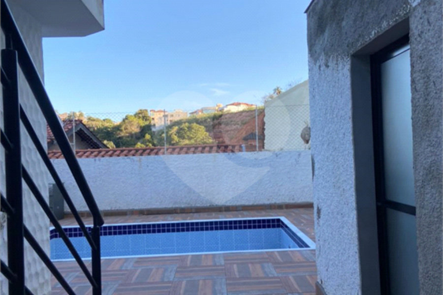 Casa à venda com 4 quartos, sendo 2 suítes,  no Centro, Serra Negra, SP