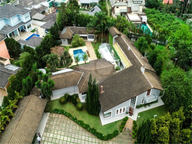 Casa à venda com 5 suítes no condomínio Suíça da Cantareira, Mairiporã - SP