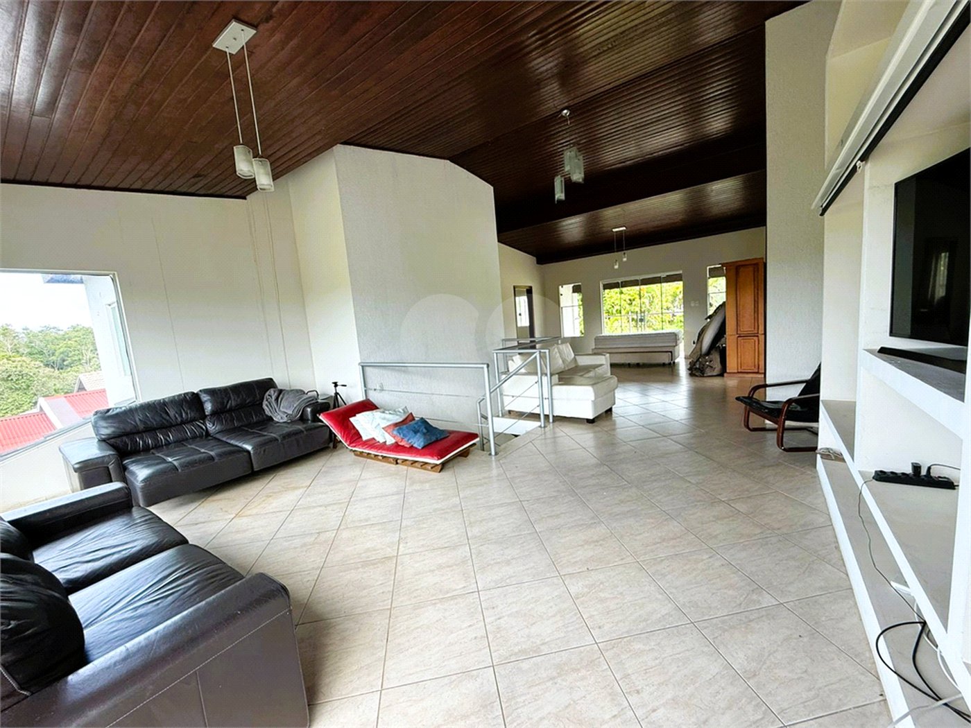 Casa à venda com 4 quartos, sendo 3 suítes, no condomínio Village da Serra, Araçoiaba da Serra - SP