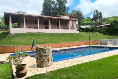 Casa à venda com 3 suítes no condomínio Granja Verediana, Ibiúna - SP