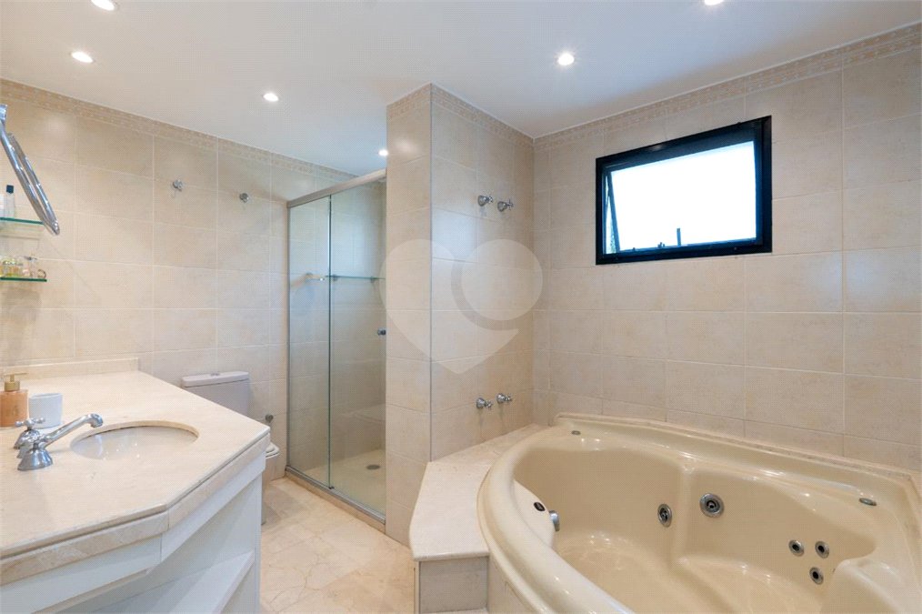 Apartamento à venda com 3 quartos, sendo 1 suíte, em Jardim Morumbi, São Paulo, SP