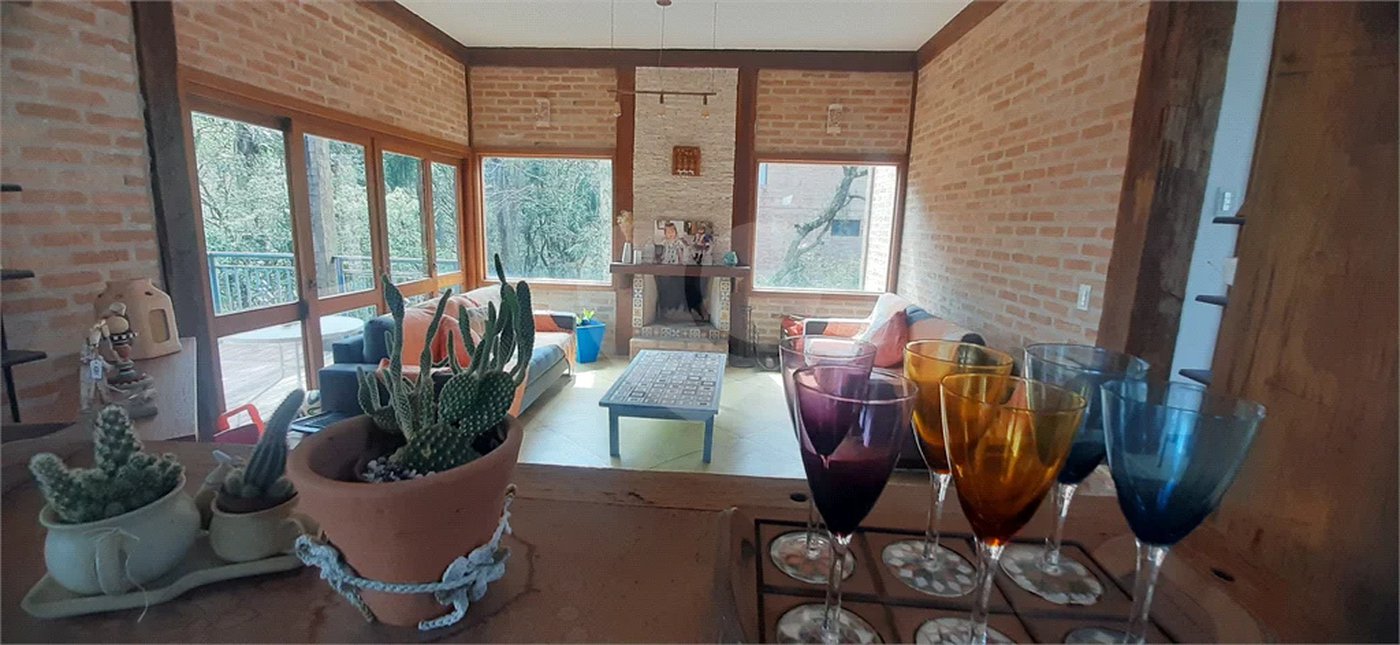 Casa à venda com 5 quartos, sendo 4 suítes, no condomínio Alpes da Cantareira, Mairiporã - SP
