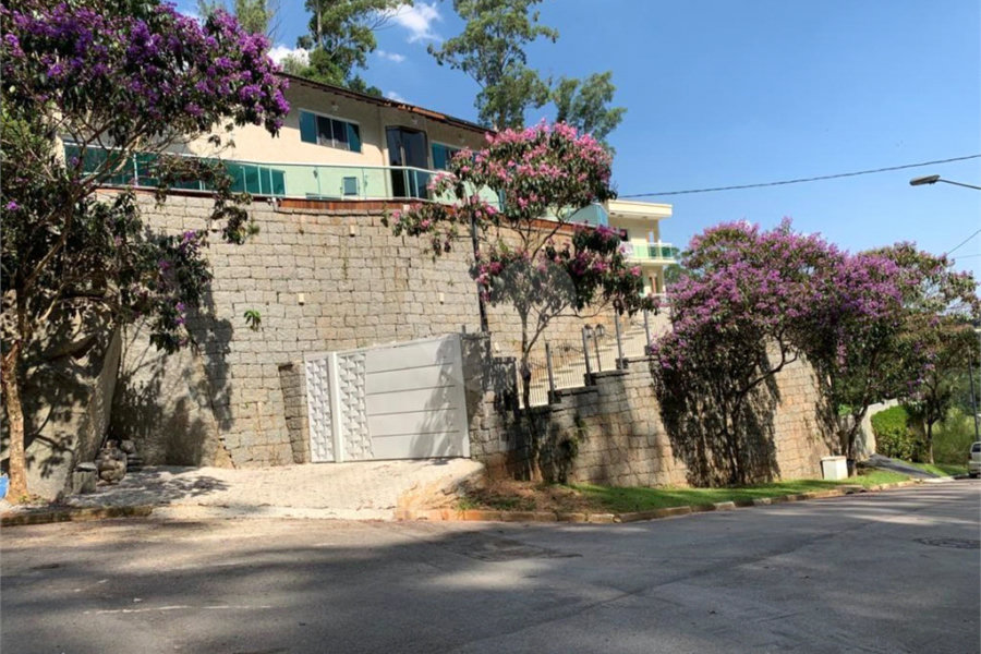 Casa à venda com 3 quartos, sendo 2 suítes, no condomínio : Conjunto Residencial Itaguaçu, São Paulo - SP
