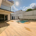 Indaiatuba - Condomínio Milano - Sobrado - 350 m² de terreno - 240 m² de área construída - 4 vagas de garagem, sendo 2 cobertas - Salas de estar e jantar integradas - 3 suítes com closet e varanda no pavimento superior - Escritório no térreo - Espaço gourmet com churrasqueira - Banheiro externo