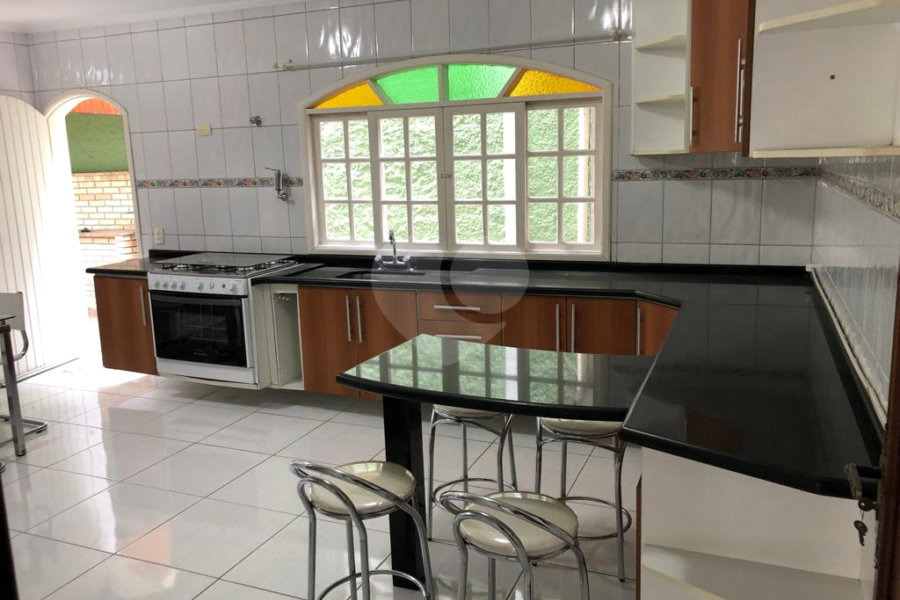 Casa à venda com 3 quartos, sendo 1 suíte, no condomínio Jardim das Pedras, São Paulo - SP