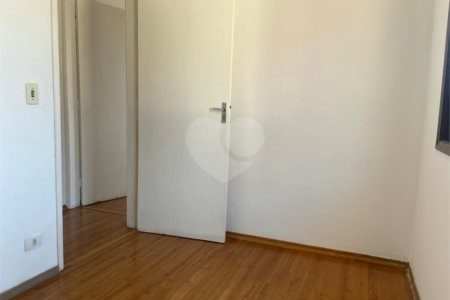 Sobrado à venda com 3 quartos, sendo 1 suíte,  em Parque Maria Domitila, São Paulo, SP