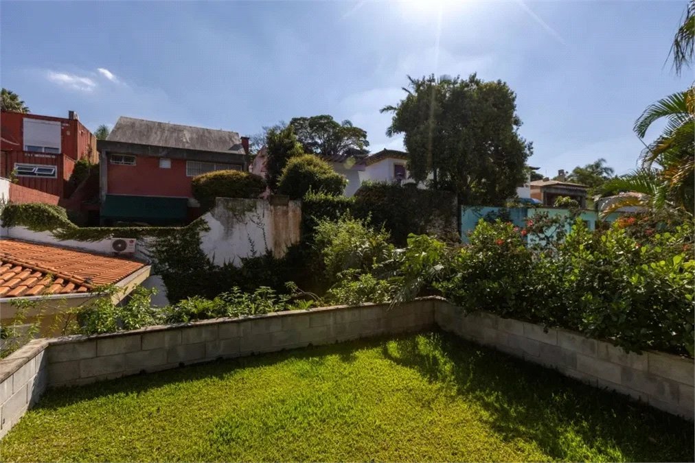 Sobrado à venda com 3 quartos, sendo 2 suítes, em Jardim Leonor, São Paulo, SP