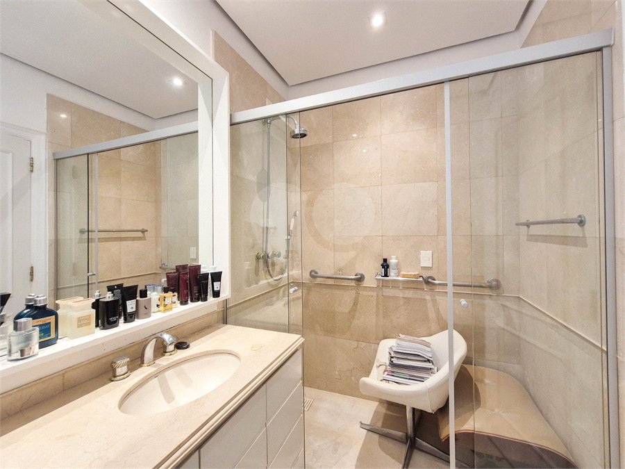 Apartamento à venda ou para alugar com 4 quartos, sendo 3 suítes, em Moema, São Paulo, SP