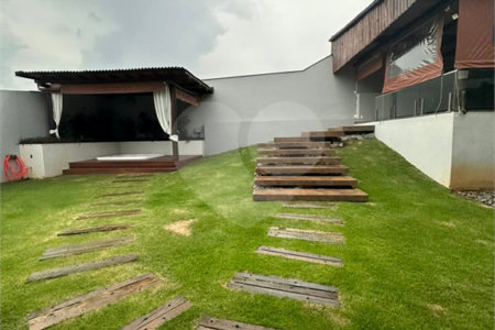 Sobrado à venda com 4 quartos, sendo 2 suítes,  no Centro, Joanópolis, SP