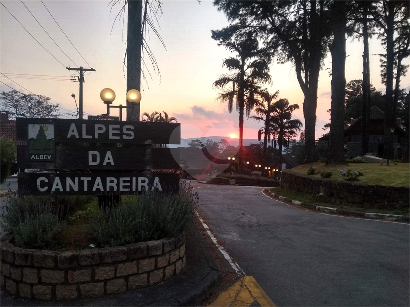 Casa à venda ou para alugar com 4 suítes no condomínio Alpes da Cantareira, Mairiporã - SP