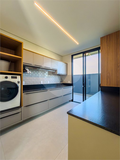 Indaiatuba - Quintas da Terracota - 1252 m² de terreno - casa térrea com 514 m² de área construída -3 vagas de garagem cobertas e 3 descobertas Lavabo - Sala de estar e jantar amplas e integradas - Escritório privativo - Cozinha toda equipada com geladeira, forno, micro-ondas, lava-louças,