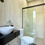 Casa térrea 3 dormitórios (3 suítes), espaço gourmet, piscina, 2 vagas garagem, condomínio fechado com ampla área lazer