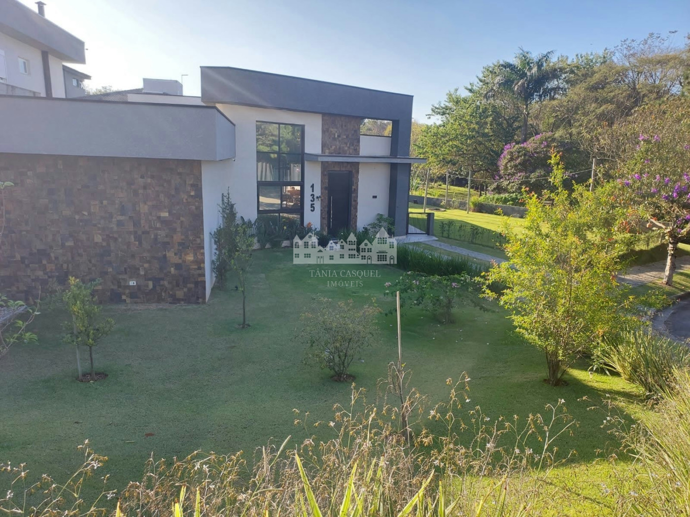 Casa à venda com 4 quartos, sendo 2 suítes,  no condomínio Figueira Garden, Atibaia - SP