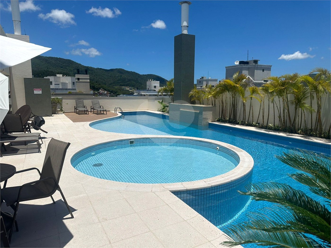 Apartamento à venda ou para alugar com 2 suítes em Itacorubi, Florianópolis, SC