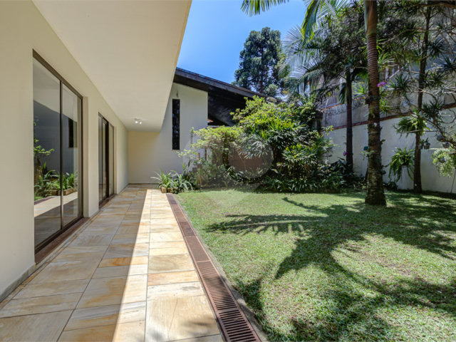 Casa Térrea à venda com 5 quartos, sendo 4 suítes,  em Interlagos, São Paulo, SP