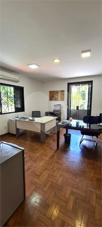 Sobrado à venda com 4 quartos, sendo 1 suíte, em Pacaembu, São Paulo, SP