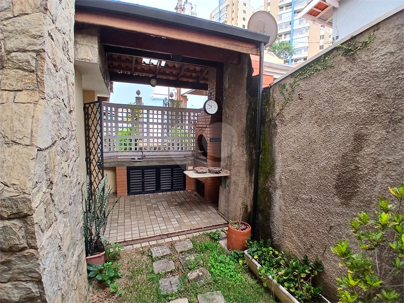 Casa à venda ou para alugar com 3 quartos, sendo 2 suítes, no condomínio Chácara das Rosas, São Paulo - SP