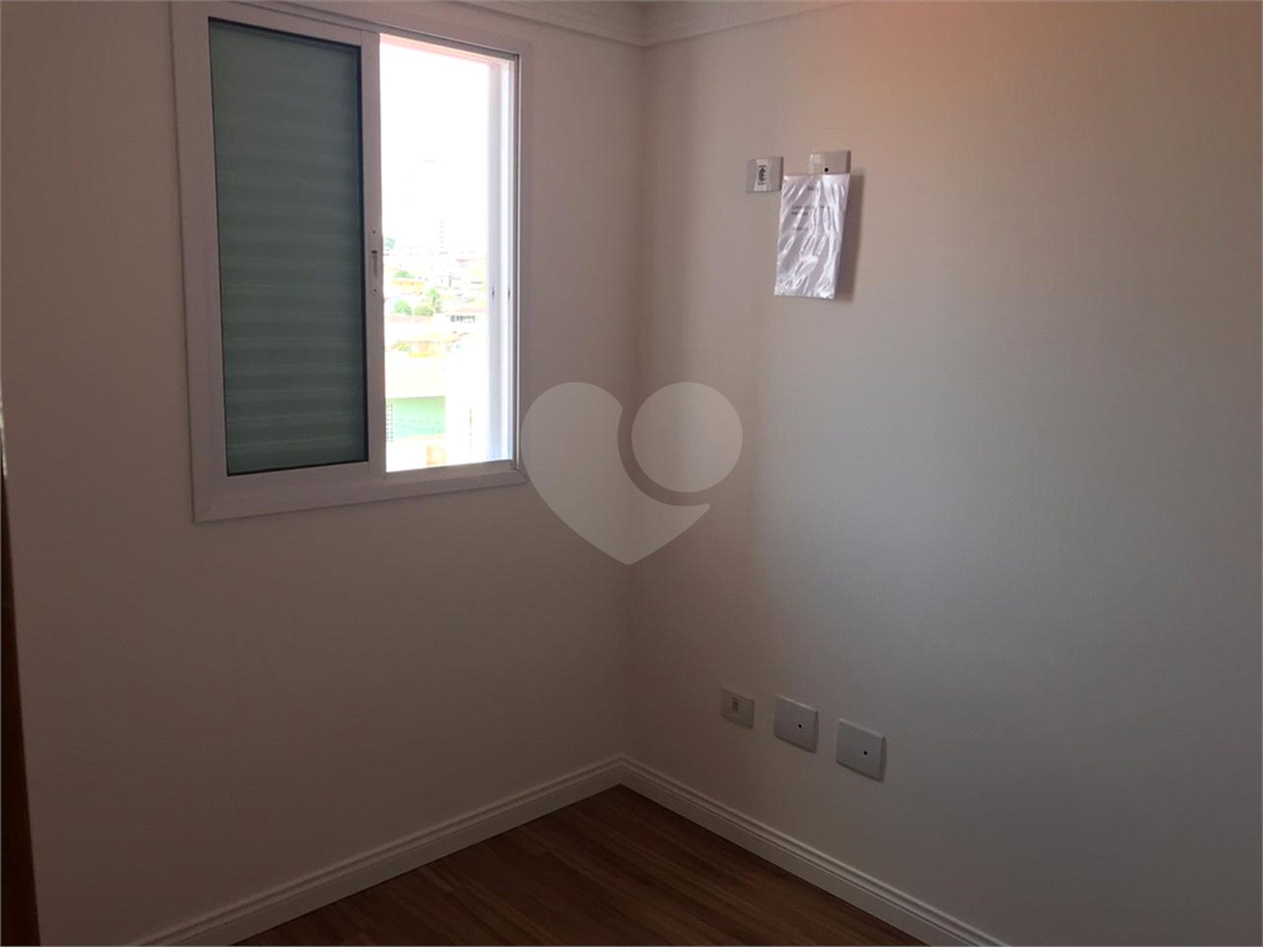 Casa à venda com 3 quartos, sendo 1 suíte, no condomínio Parque Vitória, São Paulo - SP