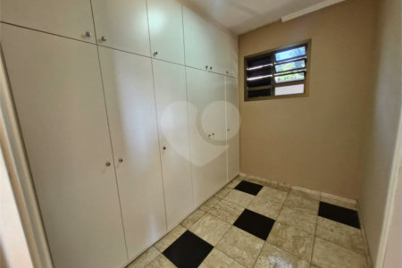 Casa à venda com 4 suítes no condomínio Villa Viana II, Cotia - SP