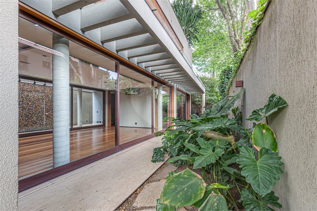 Casa à venda com 4 quartos, sendo 3 suítes, em Vila Nova Conceição, São Paulo, SP