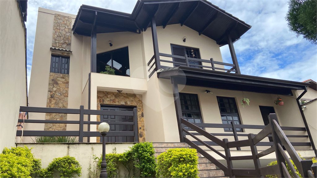 Sobrado à venda com 3 quartos, sendo 1 suíte,  em Vila Suissa, Mogi das Cruzes, SP