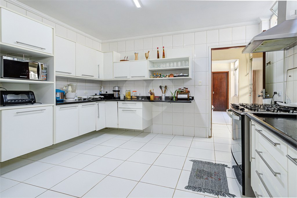 Casa Térrea à venda com 5 quartos, sendo 4 suítes, em Interlagos, São Paulo, SP