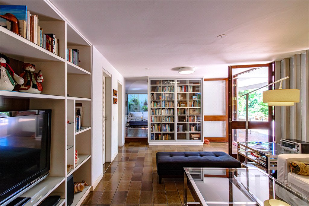 Casa à venda com 4 quartos, sendo 1 suíte,  em Jardim Leonor, São Paulo, SP