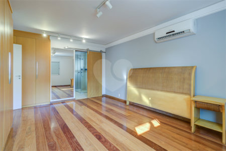 Casa à venda com 4 suítes no condomínio Ville de Marseille, São Paulo - SP