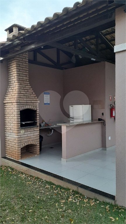 Apartamento no Condomínio Monte Azul .