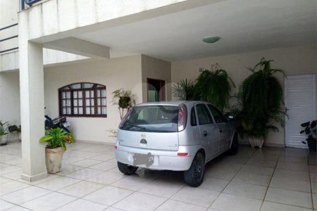Sobrado à venda com 3 quartos, sendo 1 suíte, no Centro, Biritiba-mirim, SP