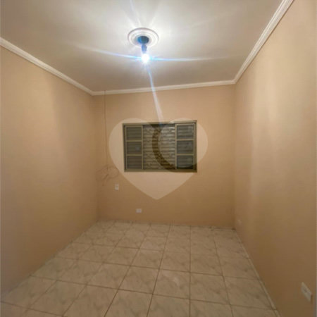 Casa Térrea com 3 dormitórios, sendo 2 suítes.